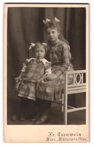 Fotografie Fr. Esenwein, Kiel, Rüterstr. 20/24, Zwei Mädchen auf Stuhl sitzend