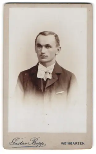 Fotografie Gustav Bopp, Weingarten, Porträt eines elegant gekleideten Mannes