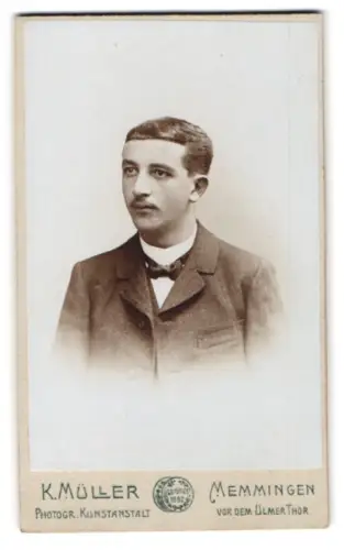 Fotografie Karl Müller, Memmingen, vor dem Ulmer Thor, Porträt eines jungen Mannes