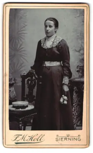 Fotografie F.M. Holl, Sierning, Neue Gasse 241, Dame mit Blumenstrauss