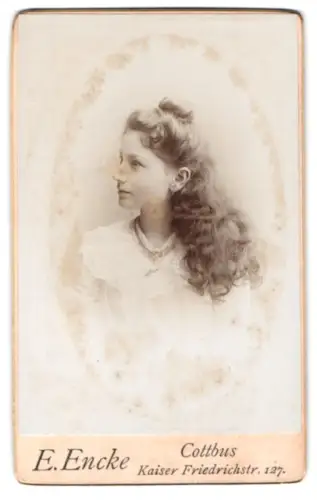 Fotografie E. Encke, Cottbus, Kaiser Friedrichstr. 127, Porträt eines jungen Mädchens im Profil
