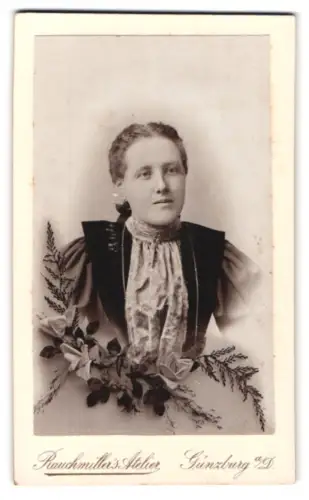 Fotografie Rauchmiller`s Atelier, Günzburg a. D., Porträt einer Frau mit Blumenarrangement