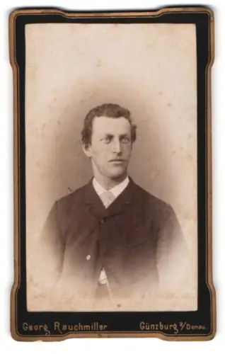 Fotografie Georg Rauchmiller, Günzburg, nächst der Kaserne, Porträt eines Herrn