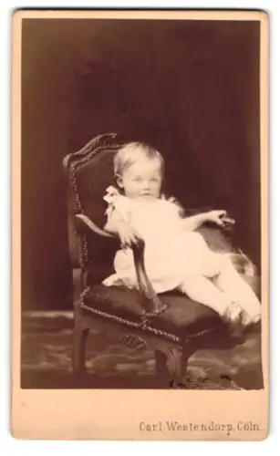 Fotografie Carl Westendorp, Cöln, Comödien Strasse 7, Kleinkind auf Stuhl sitzend
