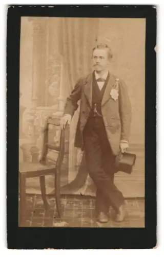 Fotografie unbekannter Fotograf und Ort, eleganter Herr mit Orden