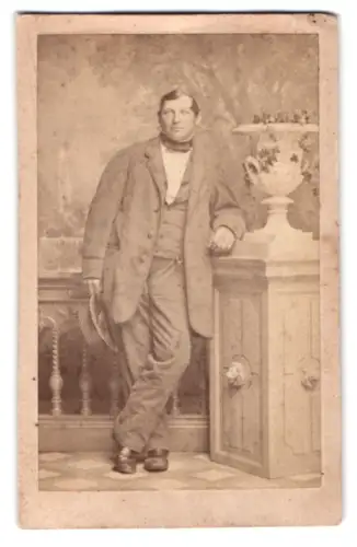 Fotografie unbekannter Fotograf und Ort, Eleganter Herr lehnt an dekorativer Balustrade