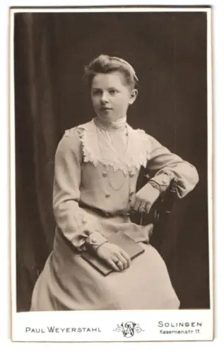 Fotografie Paul Weyerstahl, Solingen, Kasernenstr. 17, Jugendliches Mädchen mit Buch