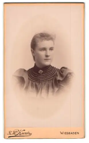 Fotografie L.W. Kurtz, Wiesbaden, Friedrichstr. 4, Porträt einer jungen Frau