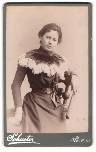 Fotografie A. Carl Schuster, Wien, Theresienbad, Porträt einer jungen Frau