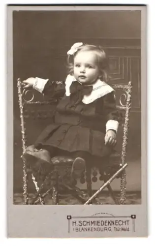 Fotografie H. Schmiedeknecht, Blankenburg, kleines Kind auf Stuhl