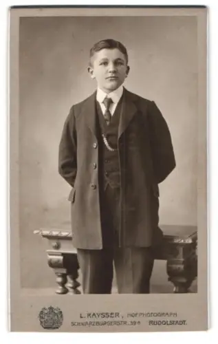 Fotografie L. Kaysser, Rudolstadt, Schwarzburgerstr. 39a, Junger Herr im Anzug