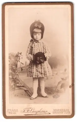 Fotografie J. F. Langhans, Prag, Wassergasse 37, Porträt eines Kindes mit Winterkleidung