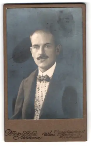 Fotografie Photo Atelier Moderne, Wien, Reimprechtsdorferstrasse 52, Porträt eines eleganten Herrn