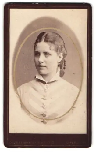 Fotografie Ch. Brandebourg, Luxembourg, Marché aux Poissons, Porträt einer jungen Frau