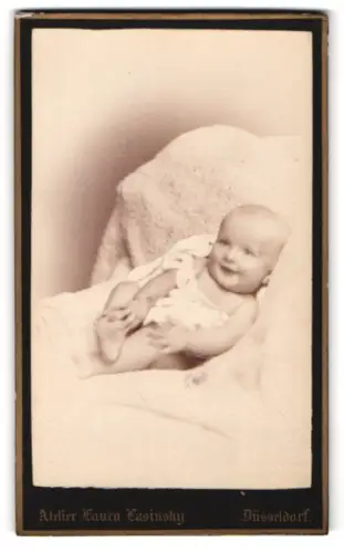 Fotografie Laura Lasinsky, Düsseldorf, Hohe Strasse 6, Porträt eines lächelnden Babys