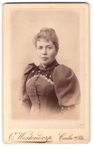 Fotografie Carl Westendorp, Coeln, Comödien-Strasse No. 7, Porträt einer Dame in zeitgenössischer Kleidung