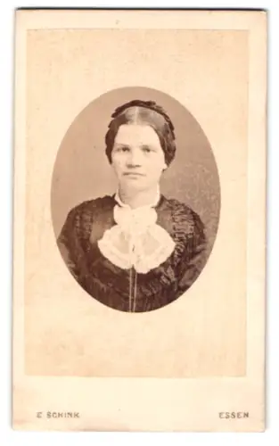 Fotografie E. Schink, Essen, Lindenallee 25, Porträt einer jungen Frau