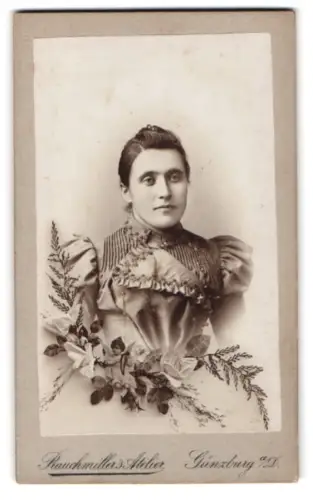 Fotografie Rauchmiller`s Atelier, Günzburg, Elegante Dame mit Blumenarrangement