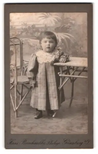 Fotografie Hans Rauchmiller, Günzburg, Kind neben Stuhl