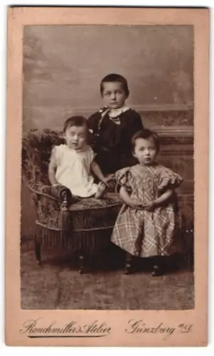 Fotografie Rauchmiller`s Atelier, Günzburg, Kinderporträt auf einem Sessel