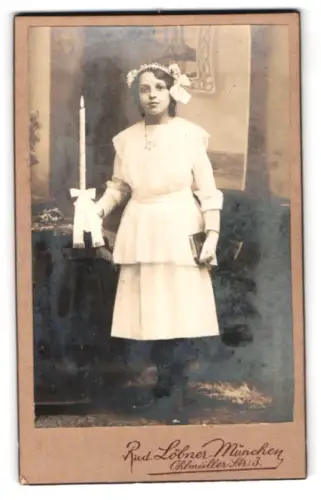 Fotografie Rud. Löbner, München, Ohlmüllerstrasse 3, Mädchen mit Kerze