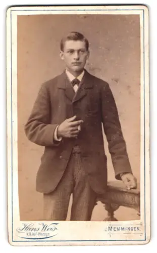 Fotografie Hans Weiss, Memmingen, Nächst d. Bahnhof, Junger Mann an Tisch