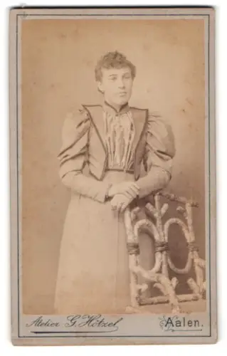 Fotografie Gg. Hötzel, Aalen, Bei der Katholischen Kirche, Dame mit elegantem Kleid