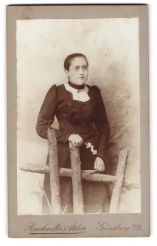 Fotografie Rauchmiller`s Atelier, Günzburg, Frau mit Brille und Blumen