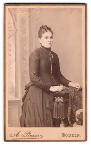 Fotografie A. Pause, Döbeln, Bahnhofstrasse 295, Porträt einer Frau in elegantem Kleid