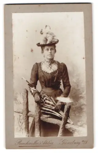 Fotografie Rauchmiller`s Atelier, Günzburg, Frau mit Hut und Regenschirm