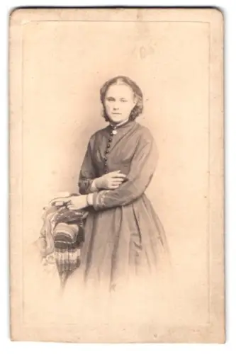 Fotografie Conrad Albus, Dresden, Grosse Ziegelgasse 45, Dame in formaler Kleidung