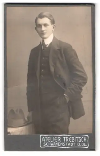 Fotografie Atelier Trebitsch, Schwanenstadt, Hauptplatz, Porträt eines jungen Mannes