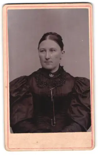 Fotografie A. Lidauer, Ort unbekannt, Porträt einer Dame in dunkler Garderobe