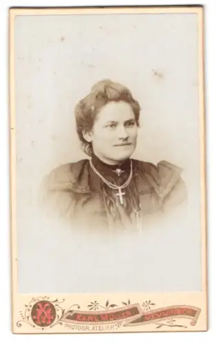 Fotografie Karl Müller, Memmingen, Frau mit Kreuzkette