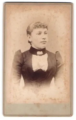 Fotografie Georg Hötzel, Aalen, bei der kath. Kirche, Porträt einer jungen Frau