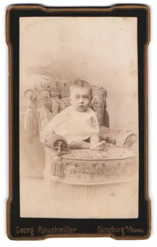 Fotografie Georg Rauchmiller, Günzburg an der Donau, Kind auf gepolstertem Sessel