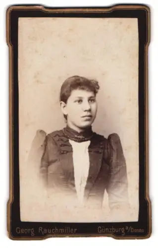 Fotografie Georg Rauchmiller, Günzburg an der Donau, Porträt einer Dame in zeitgenössischer Kleidung