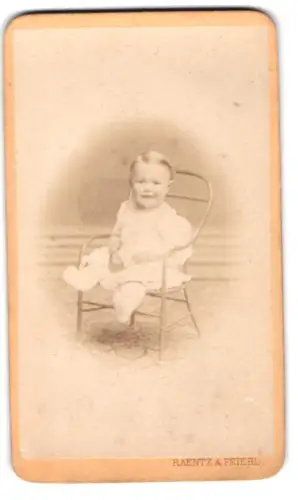 Fotografie Raentz & Peierl, Wien, Mariahilferstrasse 97, Porträt eines Kleinkindes auf einem Stuhl