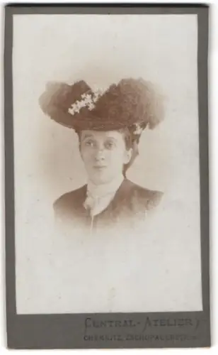 Fotografie Central-Atelier, Chemnitz, Zschopauerstr. 2, Porträt einer Dame mit Hut