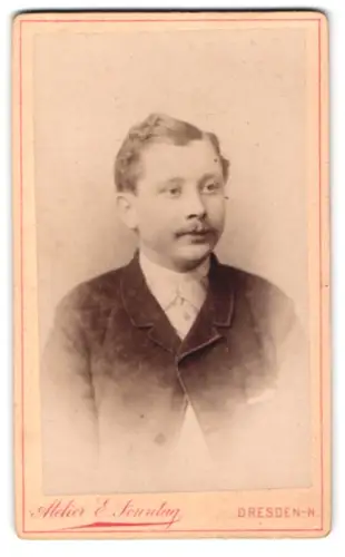 Fotografie E. Sonntag, Dresden-N., Alaunstrasse 14, Porträt eines eleganten Herrn