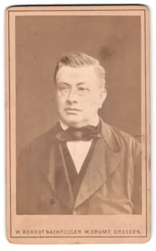 Fotografie W. Berndt, Dresden, Pragerstrasse 39, Porträt eines Mannes mit Brille