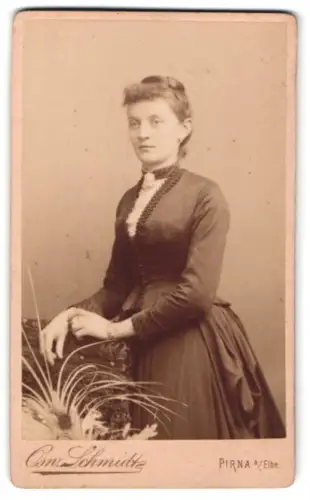 Fotografie Oskar Schmidt, Pirna, Grohmannstrasse, junge Frau im eleganten Kleid