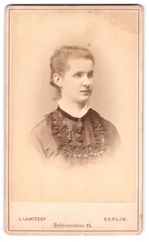 Fotografie J. Lawitzky, Berlin, Behrenstrasse 21, Porträt einer Frau