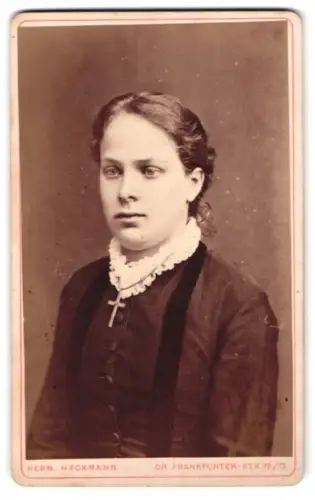 Fotografie Hermann Heckmann, Berlin, Gr. Frankfurter-Str. 72/73, Porträt einer jungen Frau