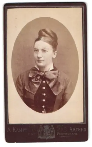 Fotografie A. Kampf, Aachen, Theaterstrasse 3, Porträt einer Dame mit kunstvoller Frisur
