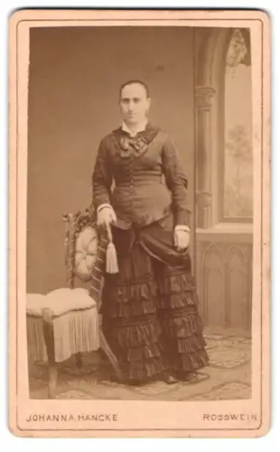 Fotografie Johanna Hancke, Rosswein, Brückenplatz, elegante Dame im dunklen Kleid