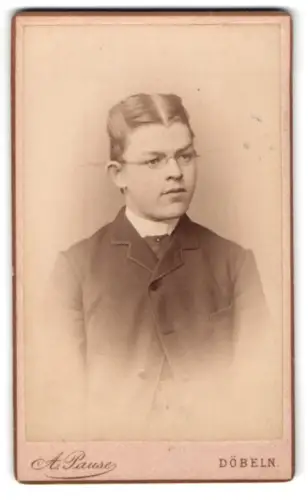 Fotografie A. Pause, Döbeln, Bahnhofstr. 295, Porträt eines jungen Mannes mit Brille