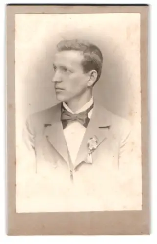 Fotografie unbekannter Fotograf und Ort, Porträt eines jungen Mannes mit Fliege