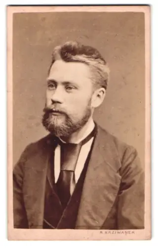 Fotografie R. Krziwanek, Wien, Hofstallstrasse 5, Porträt eines Herren mit Bart