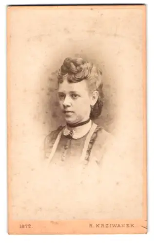 Fotografie R. Krziwanek, Wien, Hofstallstrasse 5, Porträt einer jungen Frau